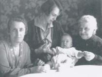 Drei Generationen 1927: Martha Rechnitz (links) und ihre Tochter Anita Bernstein, ihr Enkel Edgar und ihre Mutter Marie Heilborn. Copyright: Privatbesitz