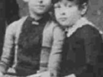 Ausschnitt aus einem Familienfoto von 1890, Königsberg: Elisabeth (links), Frida (rechts). Foto: Privatfoto mit Genehmigung der Schreiber und Eichelbaum Nachfahren Bild: Schreiber und Eichelbaum  Nachfahren