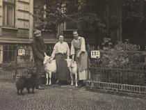 Hildegard Eisner vor ihrem Haus © Familienbesitz