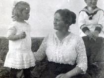 Aufnahme von Nanny Lewin (geb. Gottschalk) und ihren Kindern Ursula und Ludwig