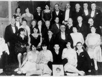 Olga und Alfred Kalmus (2. und 3. Reihe ganz rechts) bei der Goldenen Hochzeit von Jakob und Regina Zernik im Hotel Vier Jahreszeiten in Breslau, 1928 © Familienbesitz