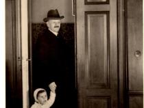 Fotografie von Dr. Ernst Silten mit Enkelin Gabriele, um 1935