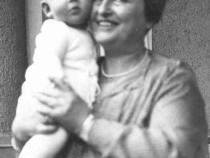 Paula Mayer mit Enkeltochter Irene Bild: Familienarchiv