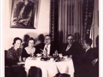 Richard Ems (Mitte) im Familienkreis mit seiner Mutter (4. v. l.) und seiner Frau (2. v. l.), Berlin-Schützenstr., 25. 10. 1939