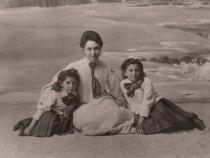 Rose Mendelsohn mit ihren beiden Töchtern Suse (l.) und Lilli. Copyright: Martin-Heinz Ehlert