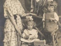 Paula Rothschild mit Zwillingen Marianne und Karlheinz und einer Verwandten (rechts oben), 1922