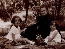 Ruscha mit ihren Enkeltöchtern Renate und Effie Bild: Familienbesitz