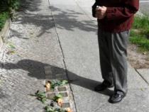 Martin Lewin am Stolperstein seiner Mutter Frieda Lewin: &amp;quot;I now can find closure.&amp;quot;