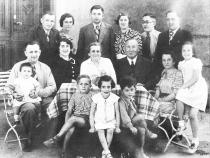 Familienfoto der Samuels, unten in der Mitte Marion mit ihrer Lieblingsschleife, August 1937 © Götz Aly