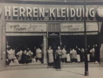 Cilla und Josef Schiffmann vor ihrem Geschäft in der Skalitzer Str. 110 um 1930