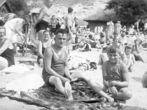 Siegbert Goldbarth und sein Neffe Heinz Benger in einem Berliner Freibad 1929