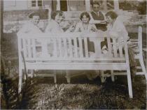Fotografie von Wilhelmine Milch mit Freunden im Garten.